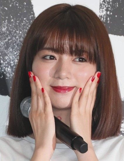 池田エライザ､茶髪ロングヘアにチェックのミニスカ…「平成」に流行 ”ギャル風コーデ”を公開 ：中日スポーツ・東京中日スポーツ