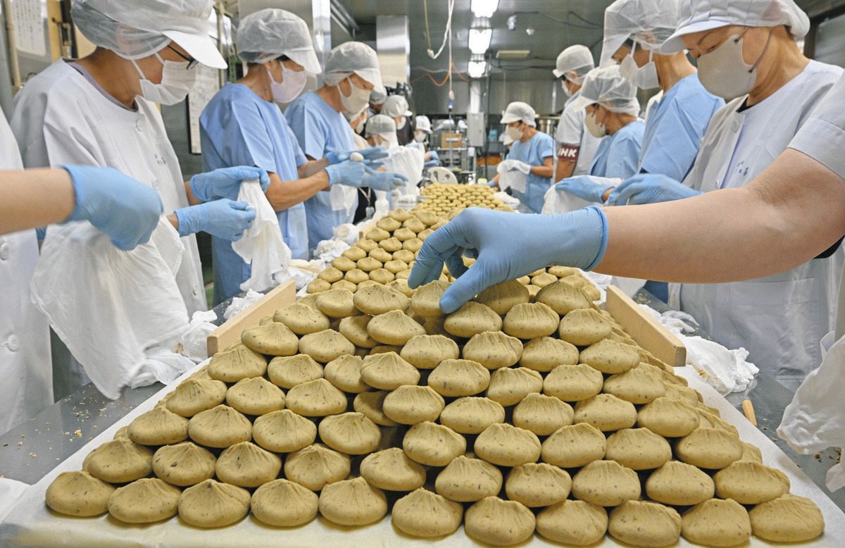 茶巾絞りで丁寧に作られる栗きんとん＝岐阜県中津川市の「川上屋本店」で