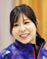 ロコ・ソラーレ吉田夕梨花の大型建設機械前でのチームショットに