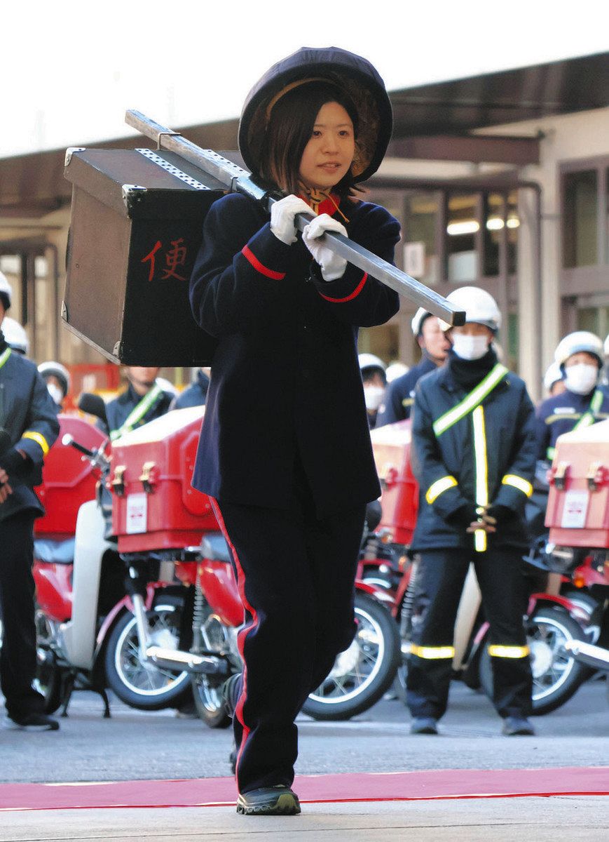 明治時代の衣装で年賀状配達出発式 岐阜中央郵便局：中日新聞Web