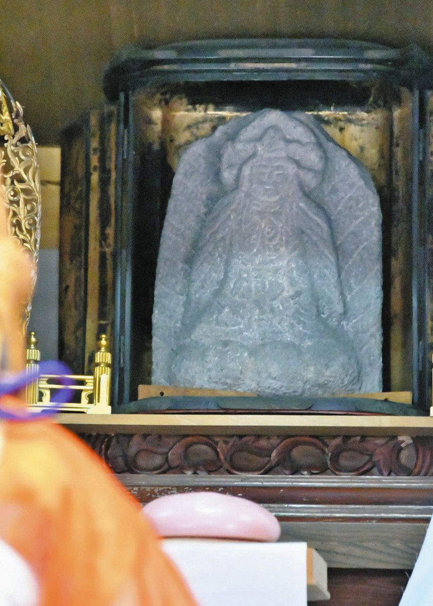 秘仏「十一面観音石像」開扉 住民や信者らが参拝：日刊県民福井Web