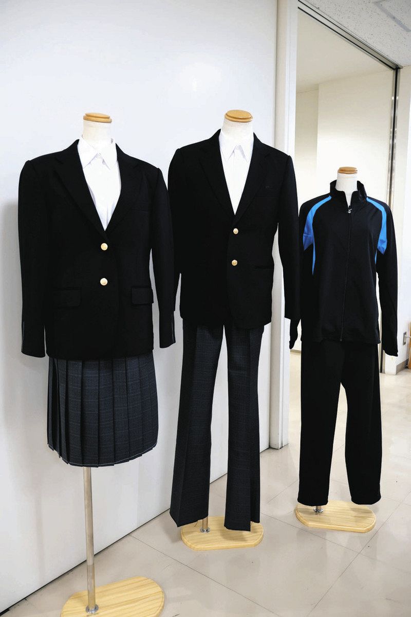 部会案として報告された恵那南中学校の制服と体操服＝恵那市役所で

