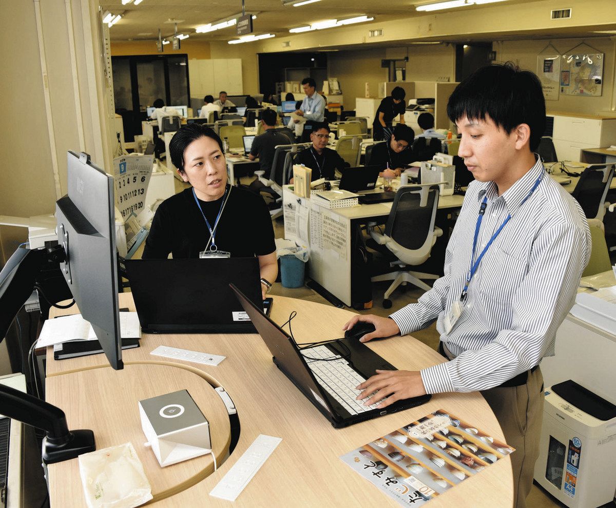 スタンディングミーティングのスペースなどが設置された4階のフロア＝多治見市役所で
