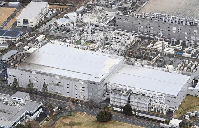 火災で半導体の生産の一部を停止したルネサスエレクトロニクスの那珂工場＝３月２２日、茨城県ひたちなか市で、本社ヘリ「おおづる」から
