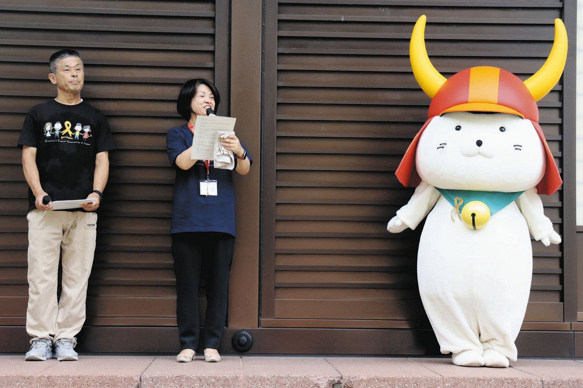 彦根城を金色に照らす 世界小児がん啓発月間、ひこにゃんが観光客らに