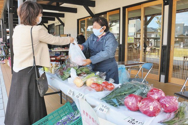 さかい農業女史が出店したマルシェ＝坂井市丸岡町西里丸岡の丸岡バスターミナル交流センターで 