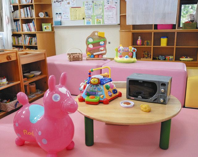 吉田さんが鶴来南児童館に贈ったおもちゃの電子レンジなど＝白山市鶴来大国町で 