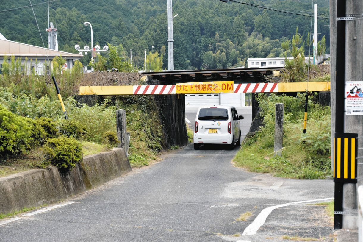 白山高校野球部員を乗せたバスが鉄道高架橋に衝突、8人搬送 三重県津