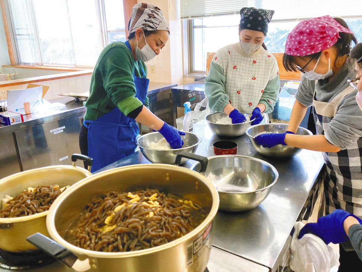 無料のすいとん配食の準備をするフリースクールの生徒やスタッフ＝浜松市中央区海老塚の南部協働センターで
