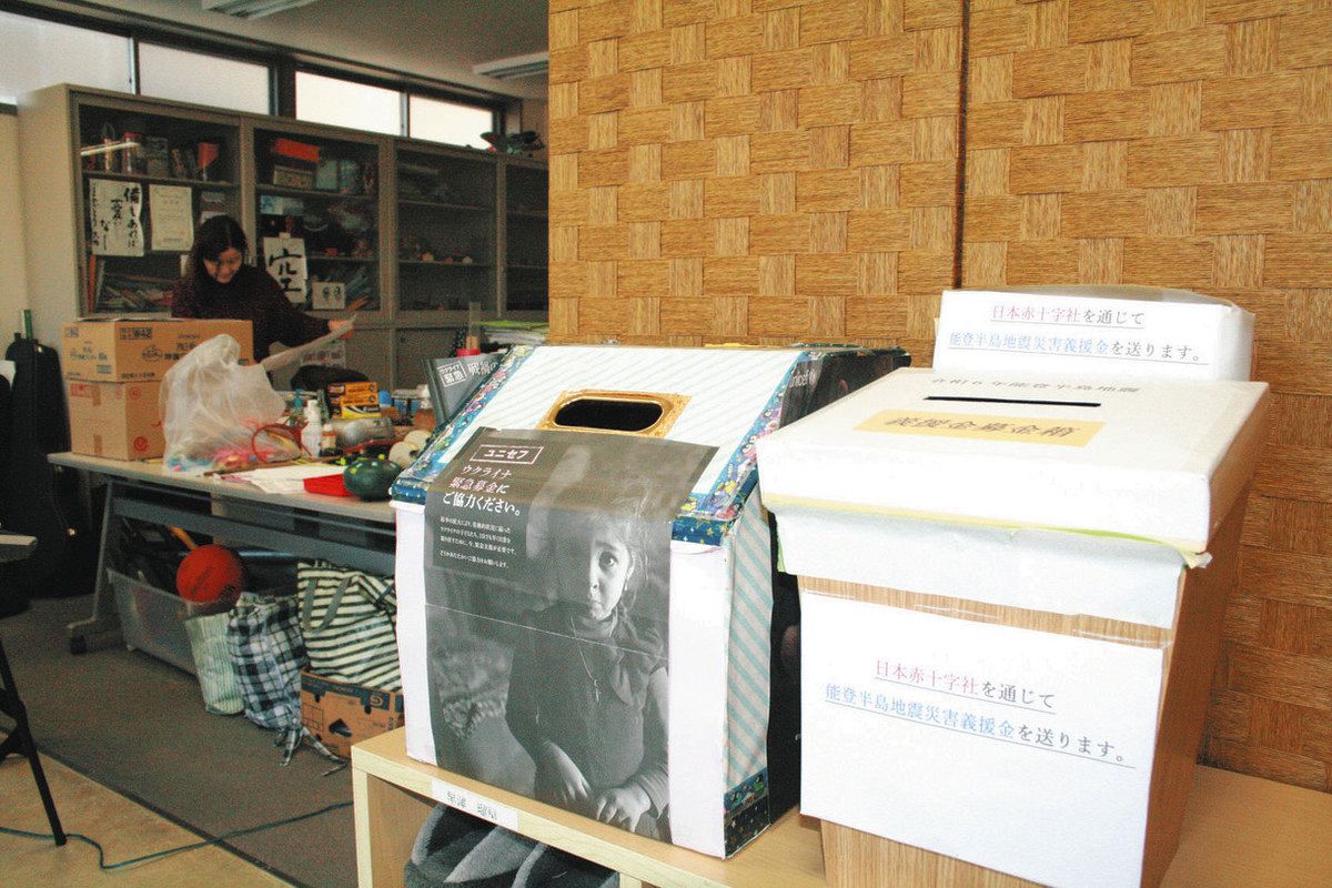 配食会場などで使用した二つの募金箱＝浜松市中央区楊子町で
