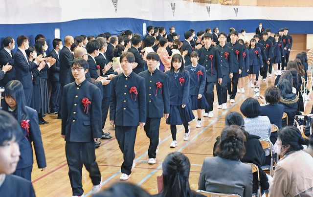 高校最後ぐらいは脱マスク 新型コロナ 3年間悩まされた世代卒業：日刊