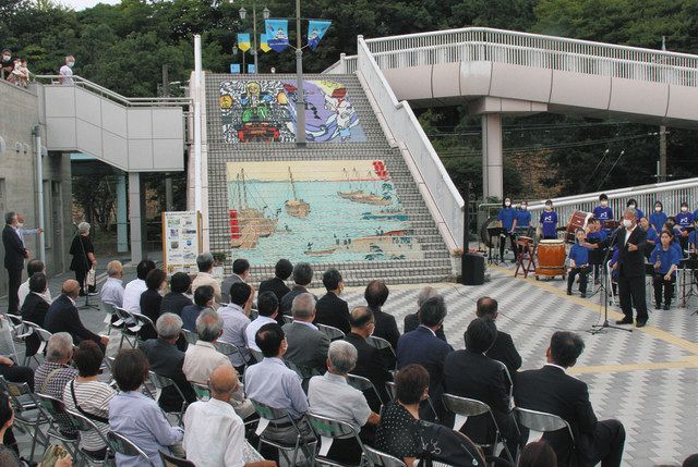 三国駅で駅前広場完成セレモニー 階段アート鮮やか 中日新聞web