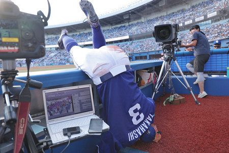 周平 カメラマン席に豪快ダイブ 中部写真記者協会スポーツ奨励賞に選出 中日スポーツ 東京中日スポーツ