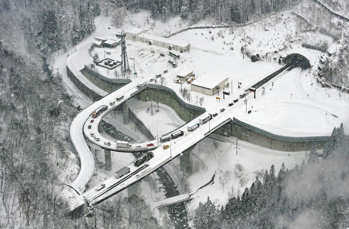 東海北陸道飛騨トンネルで7台絡む事故、12人搬送1人重体 飛騨清見