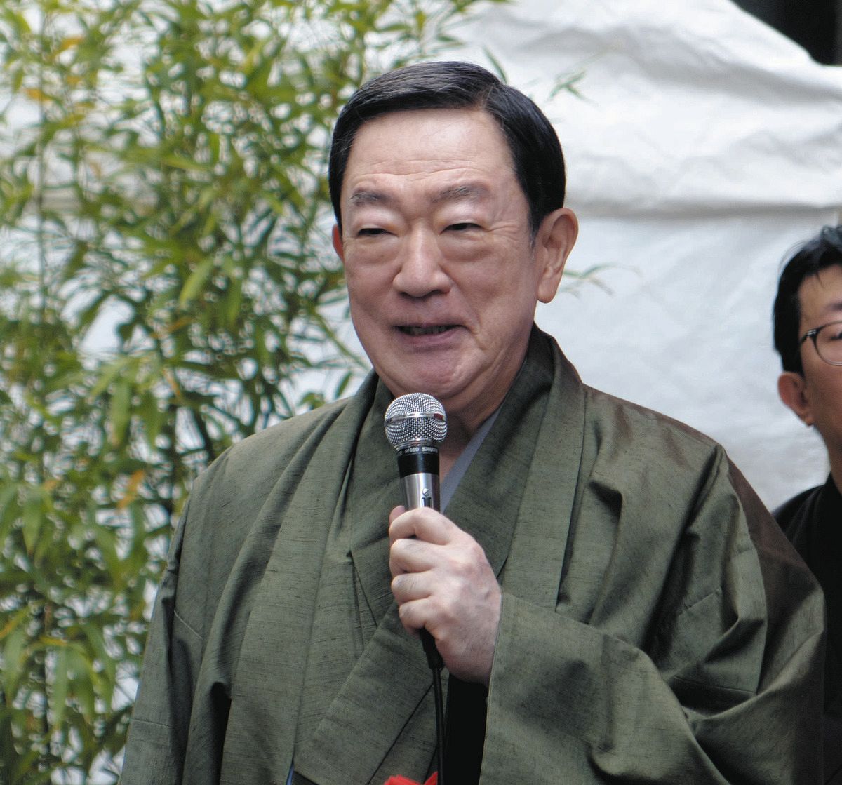 銀茶会であいさつする坂東彌十郎