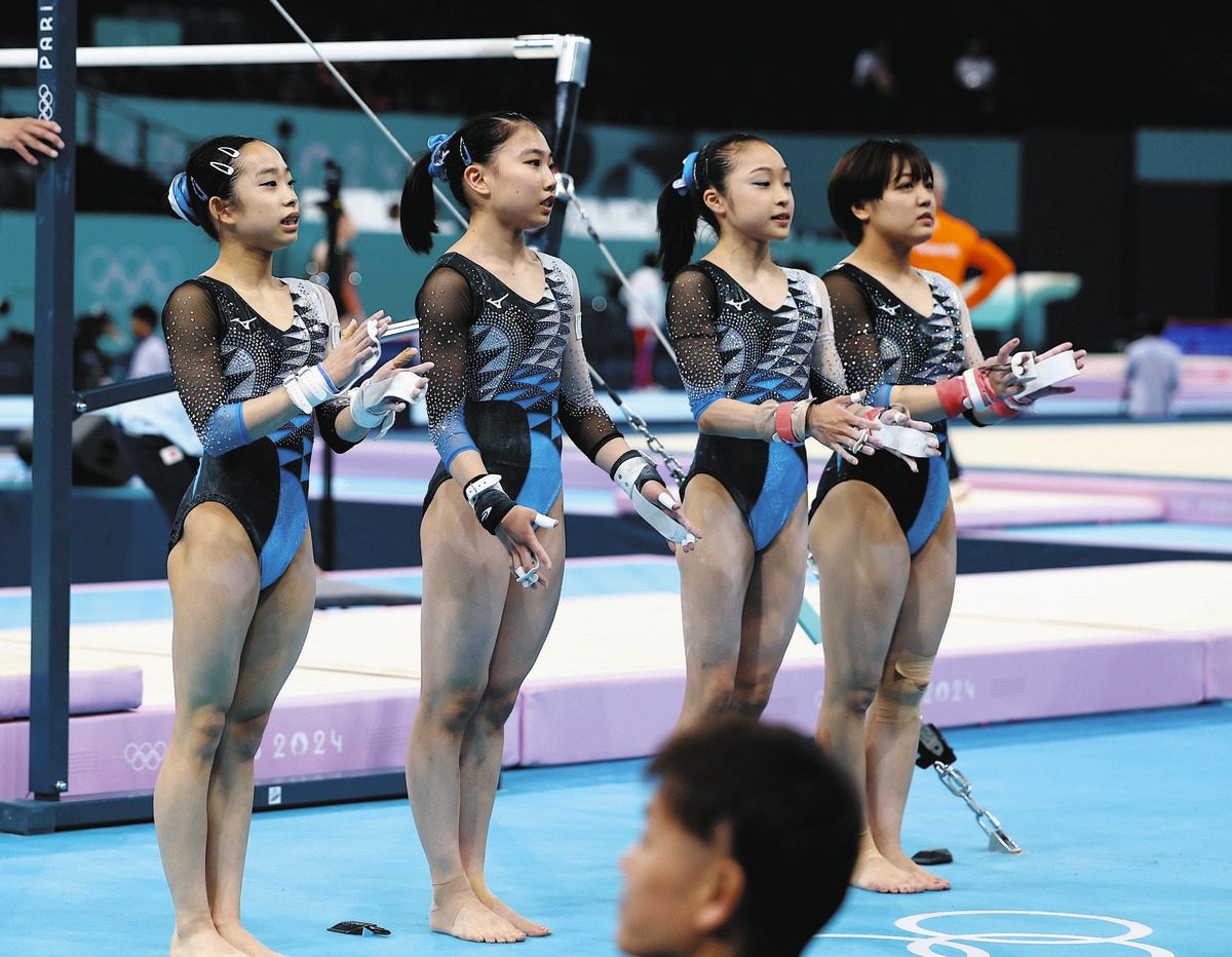 女子体操　日本 体操・日本女子、２番手は岸里奈の予定だったが岡村真が待機 慌てて入れ替わって大きなミスなし パリオリンピック団体総合：中日スポーツ・東京中日スポーツ