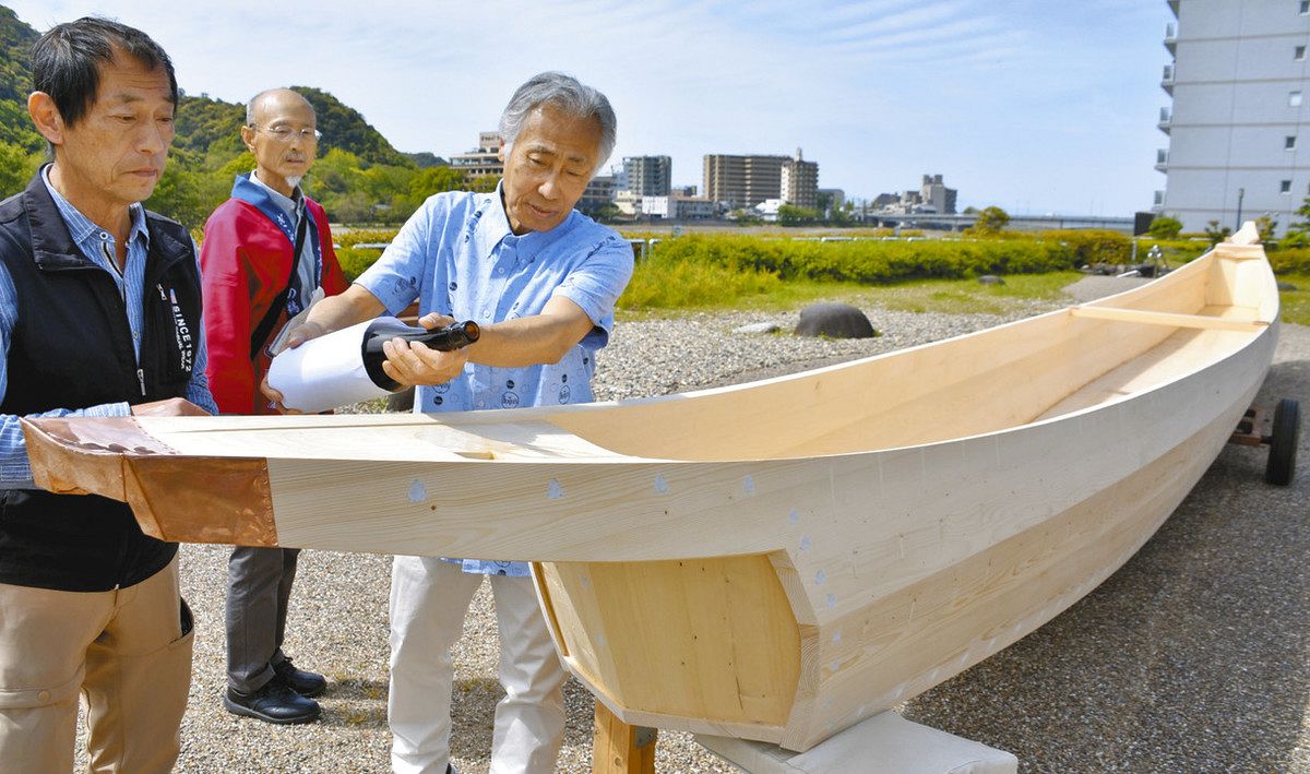 開幕前に転覆防止の儀式 長良川鵜飼で安全願い「舟かぶせ」：中日新聞Web