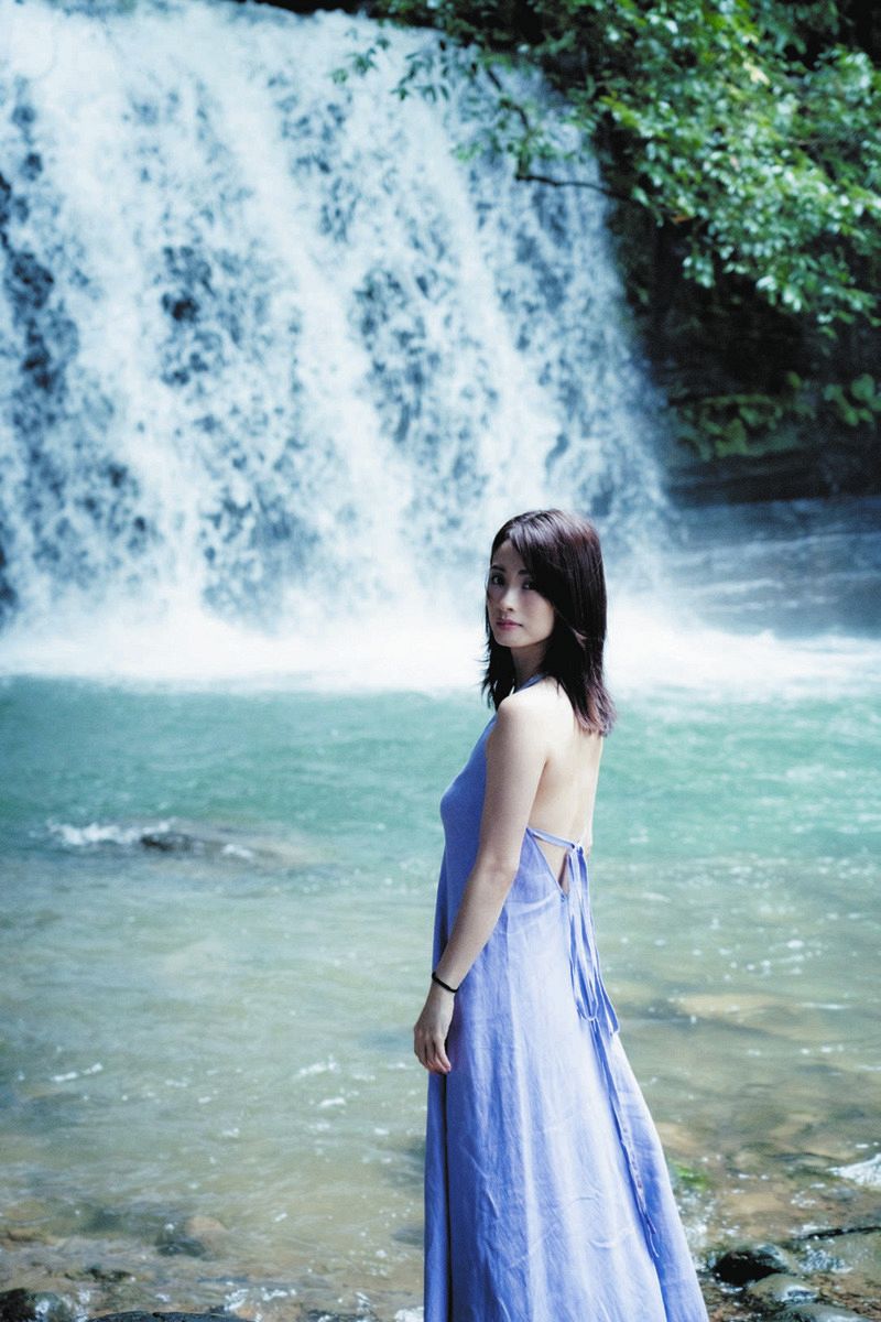 ◇3児のママ・上戸彩、写真集カット 美しさは健在【写真複数】：中日