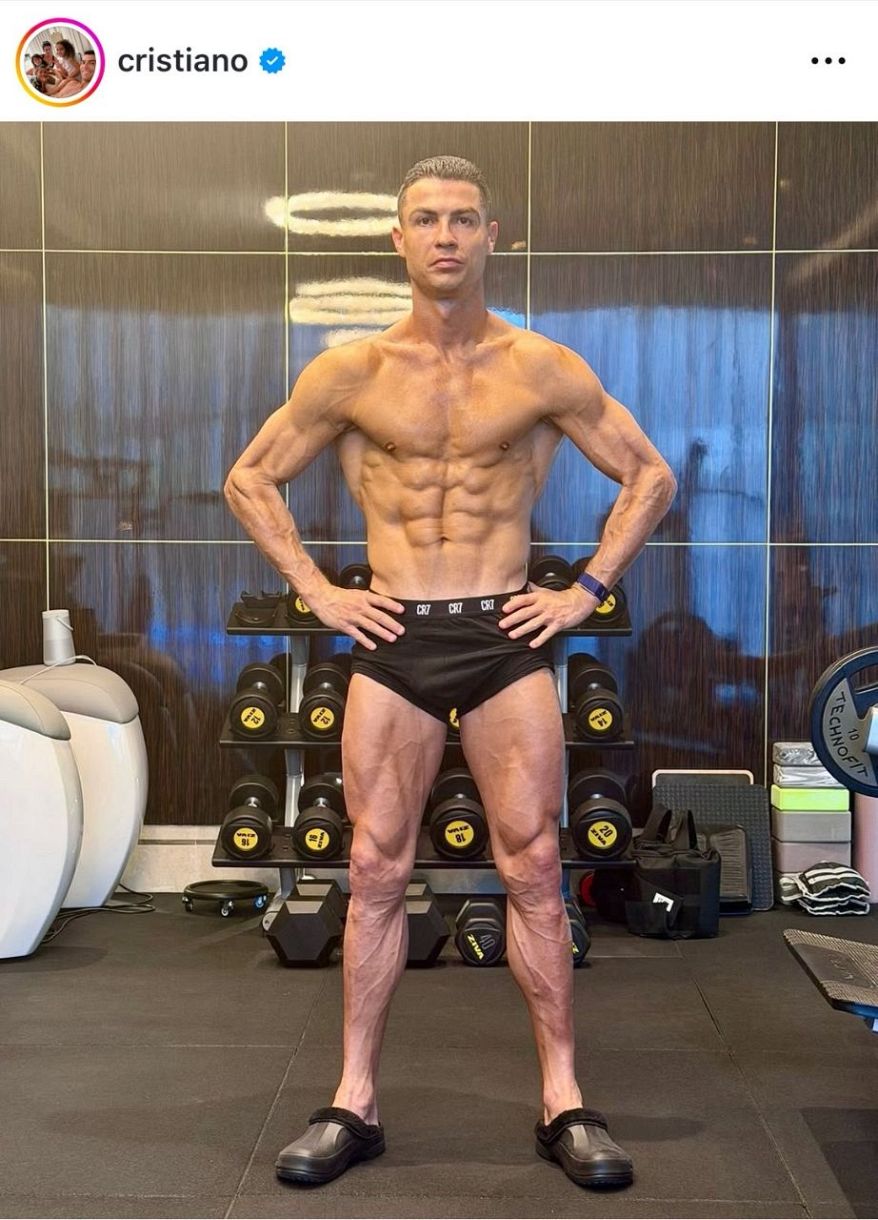 ◇パンツ一枚で仁王立ちするクリスティアーノ・ロナウド【写真】：中日