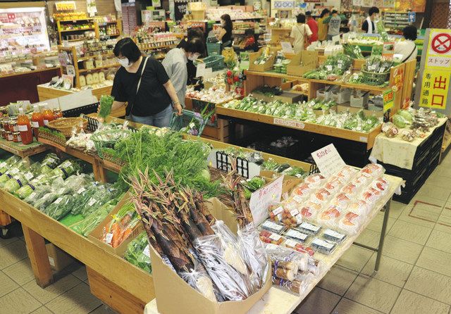 珍しい山菜などが並ぶ売店＝瀬戸市品野町１の道の駅瀬戸しなので 