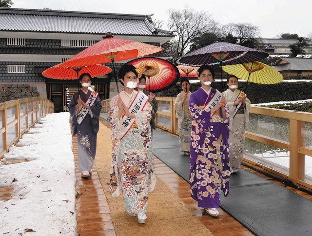 着物姿華やか 鼠多門橋渡る ミス加賀友禅らパレード 北陸中日新聞web