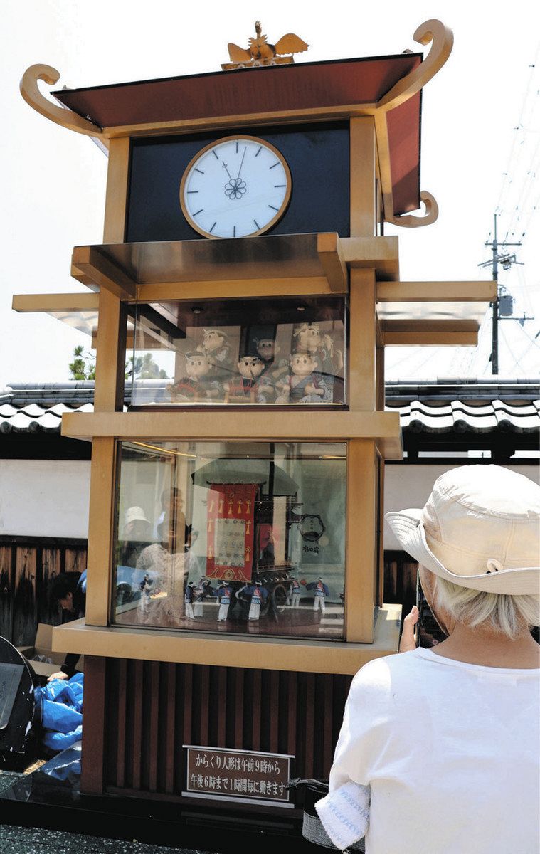 からくり時計の人形衣装など新調 滋賀県甲賀市水口町、住民有志ら手