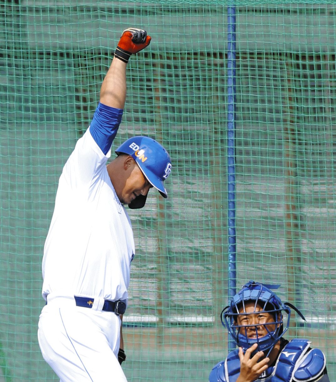 ◇中田翔、『1死満塁』想定で柵越えしガッツポーズ【写真】：中日