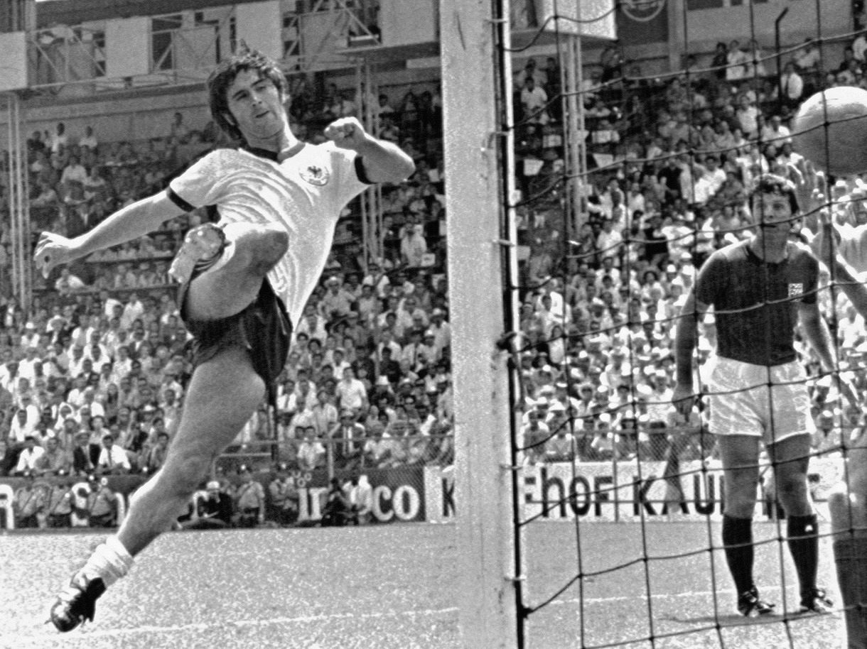 1970年のワールドカップ準々決勝　試合を決めるゴールを決める西ドイツ代表ミュラーさん（ＡＰ）