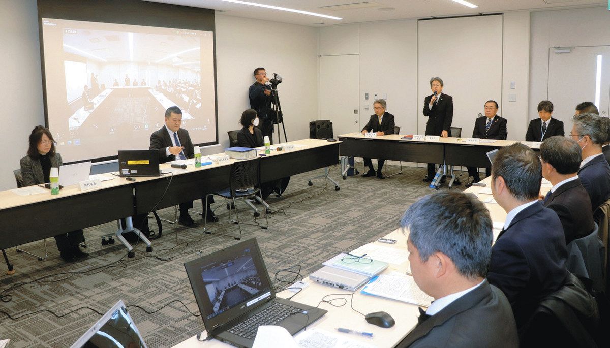 中津川市千旦林の市道で起きた路面沈下や瑞浪市大湫町の地盤沈下の問題について協議した県環境影響評価審査会地盤委員会＝県庁で
