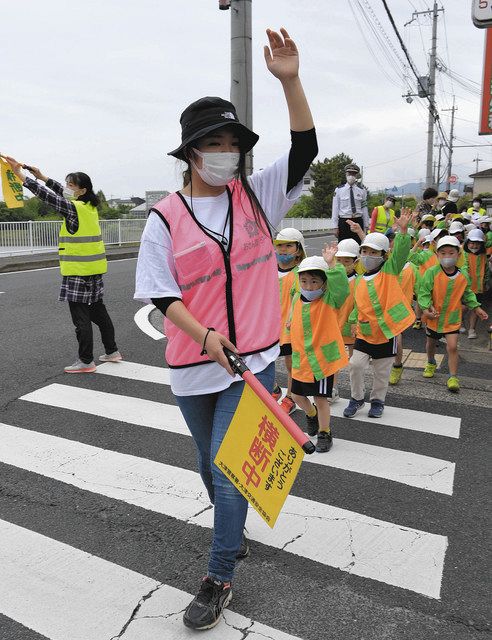 事故防止の注意点を学びながら園児と一緒に散歩する保育士ら=大津市一里山で