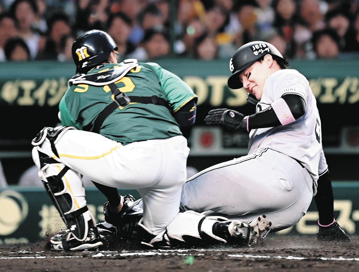 ２回表１死三塁、丸（右）が吉川の二ゴロで本塁突入するもタッチアウトになる。捕手梅野