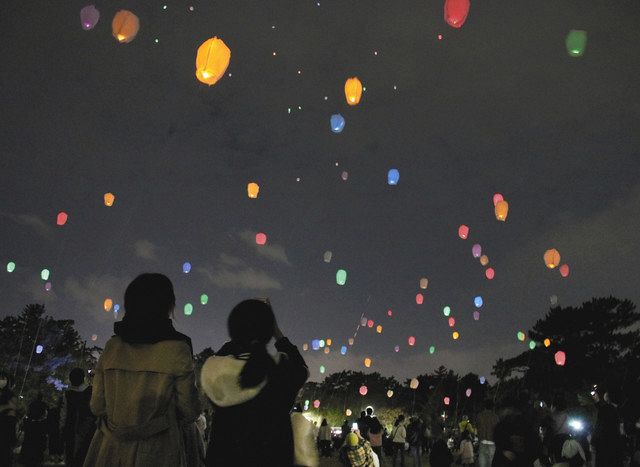 夜空に浮かぶスカイランタン＝豊橋市の高師緑地公園で 