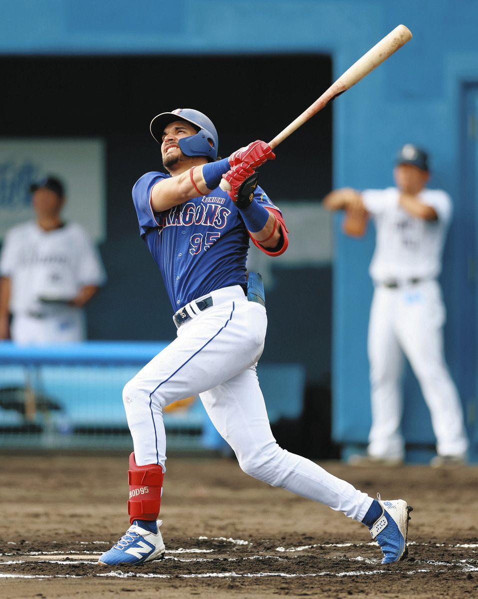 ６回表無死一塁、ロドリゲスが左越え２ランを放つ