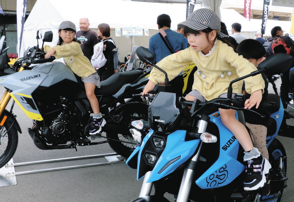 バイクのふるさと浜松」発信 スズキ、ヤマハ発、ホンダが新車展示：中
