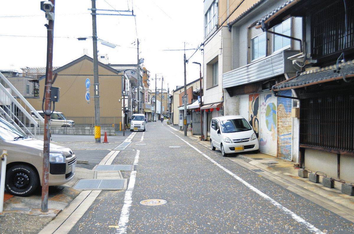 空き店舗が増えている銀座通り＝恵那市大井町で