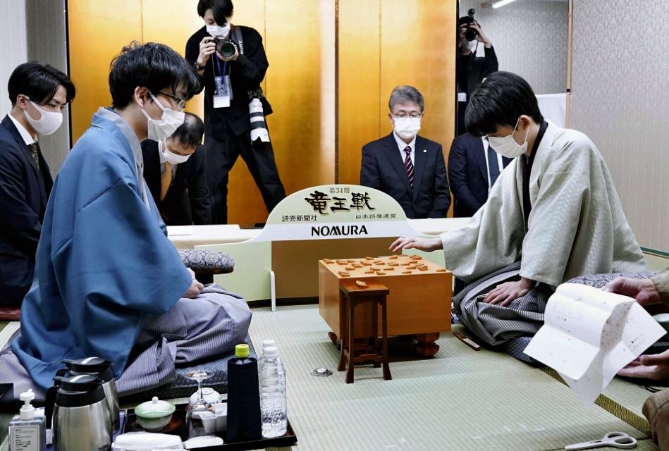 まだ実感ないが光栄」藤井聡太四冠ついに棋界トップ 次は年度内五冠と 