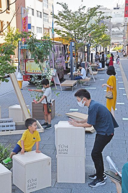食べて、遊んで、読書して 「ふくみち」社会実験中心部でスタート  