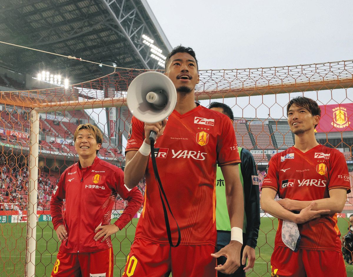 名古屋―Ｃ大阪　試合終了後、サポーターに笑顔であいさつする三国（中）、永井（左）ら