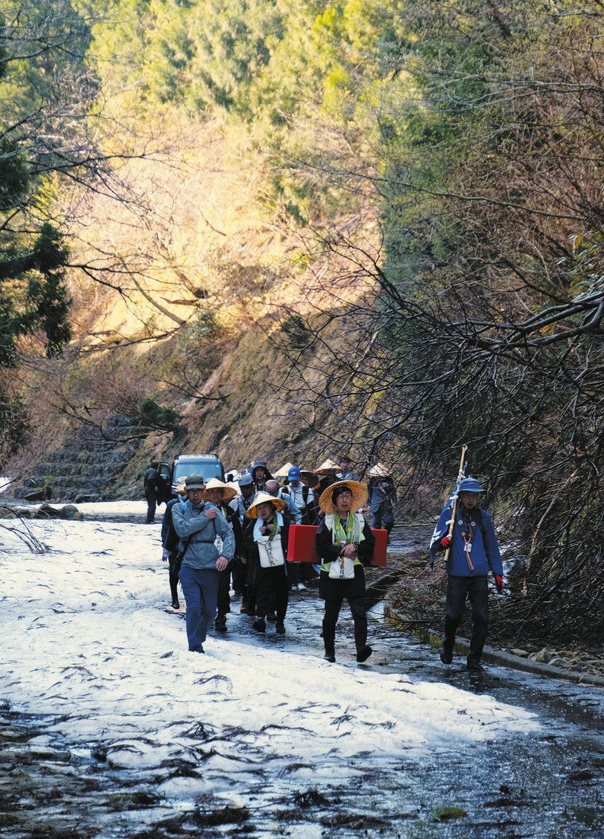 木ノ芽峠を「おとーりー」 蓮如上人御影道中の一行が県内入り：中日新聞Web