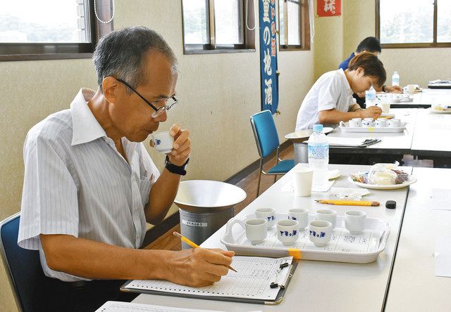 出品された県産日本酒を審査する審査員たち＝津市大谷町のみえ酒造会館で 