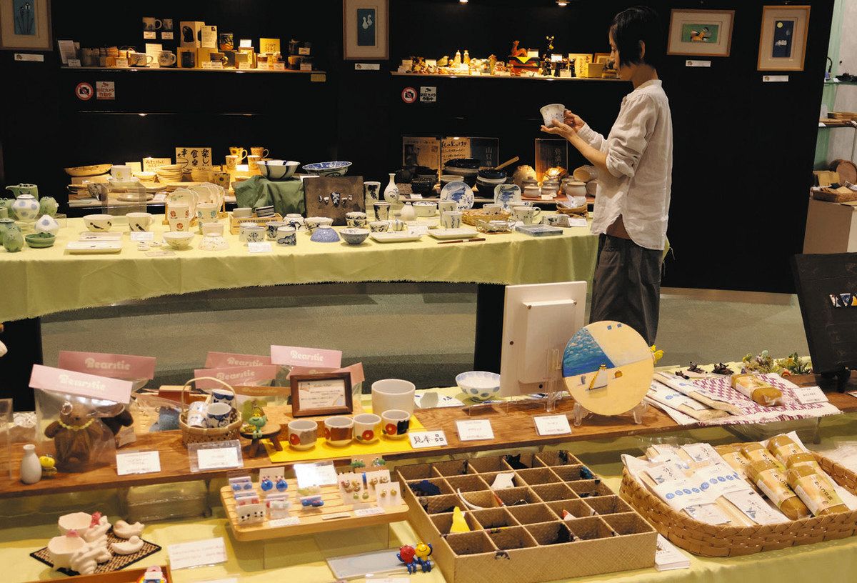 豊泉窯ゆかりの品々が並ぶ会場＝多治見市本町で
