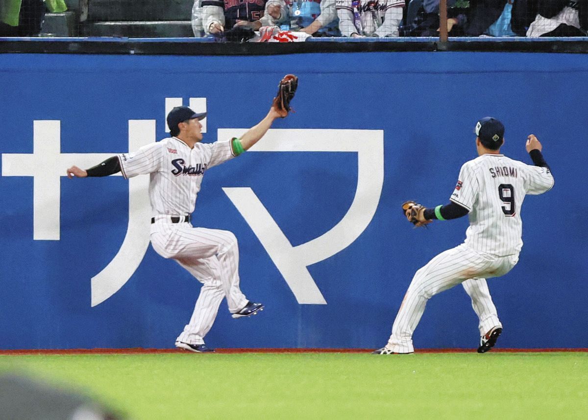 ヤクルト・西川遥輝、中田翔の打球をフェンスぶつかりながら捕球に