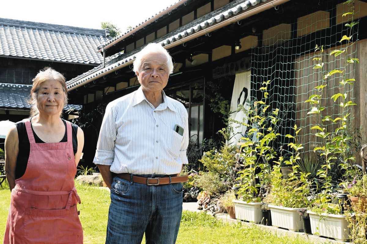 古民家の店を切り盛りする岡田登さん（右）と育子さん＝津市安濃町安部で
