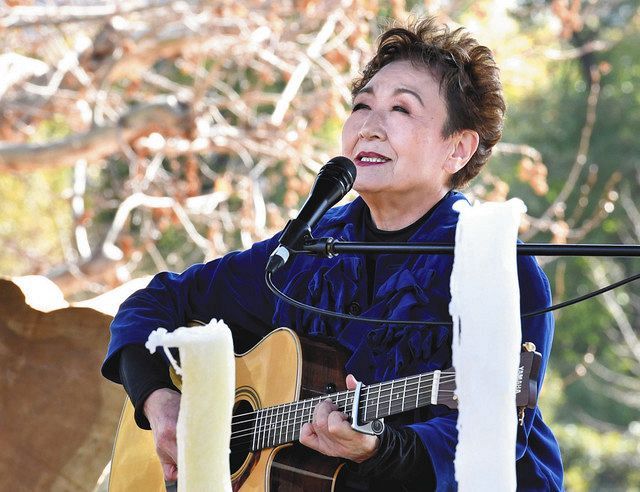 犠牲者を追悼するイベントで歌う加藤登紀子