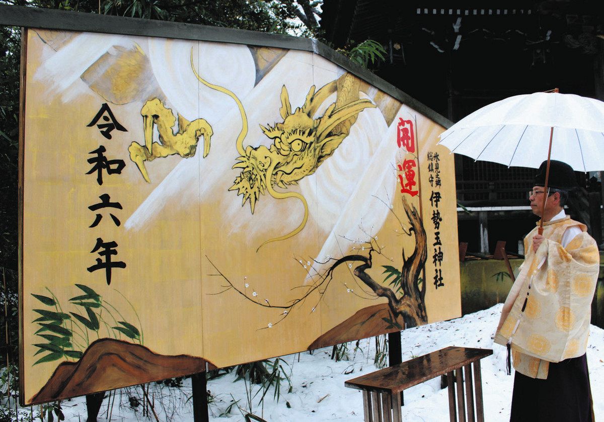 迫力の竜 ご覧あれ 井波彫刻で音琴さん 富山信金 東富山支店で展示