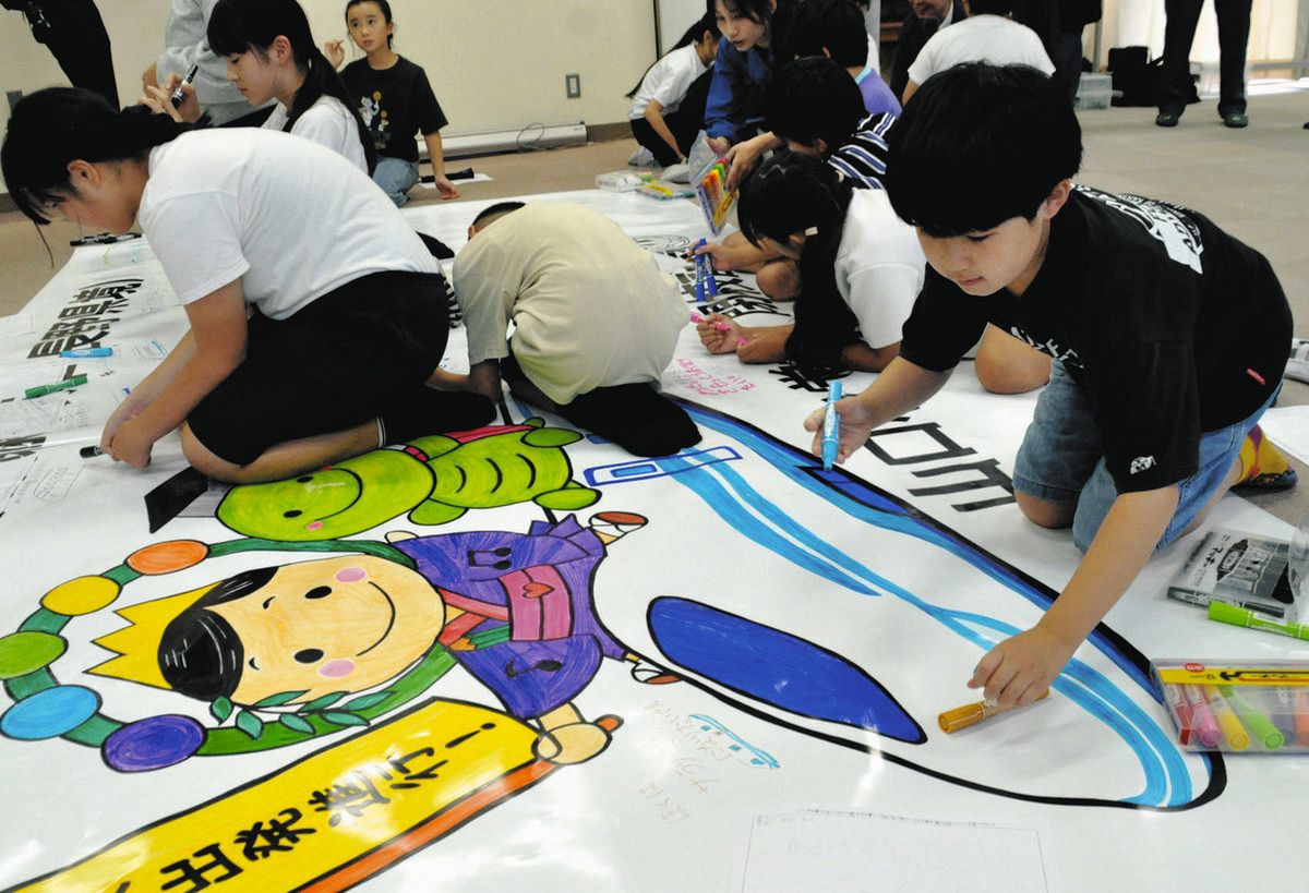 防水シートにそれぞれの夢を書き込む子どもたち＝中津川市山口小で
