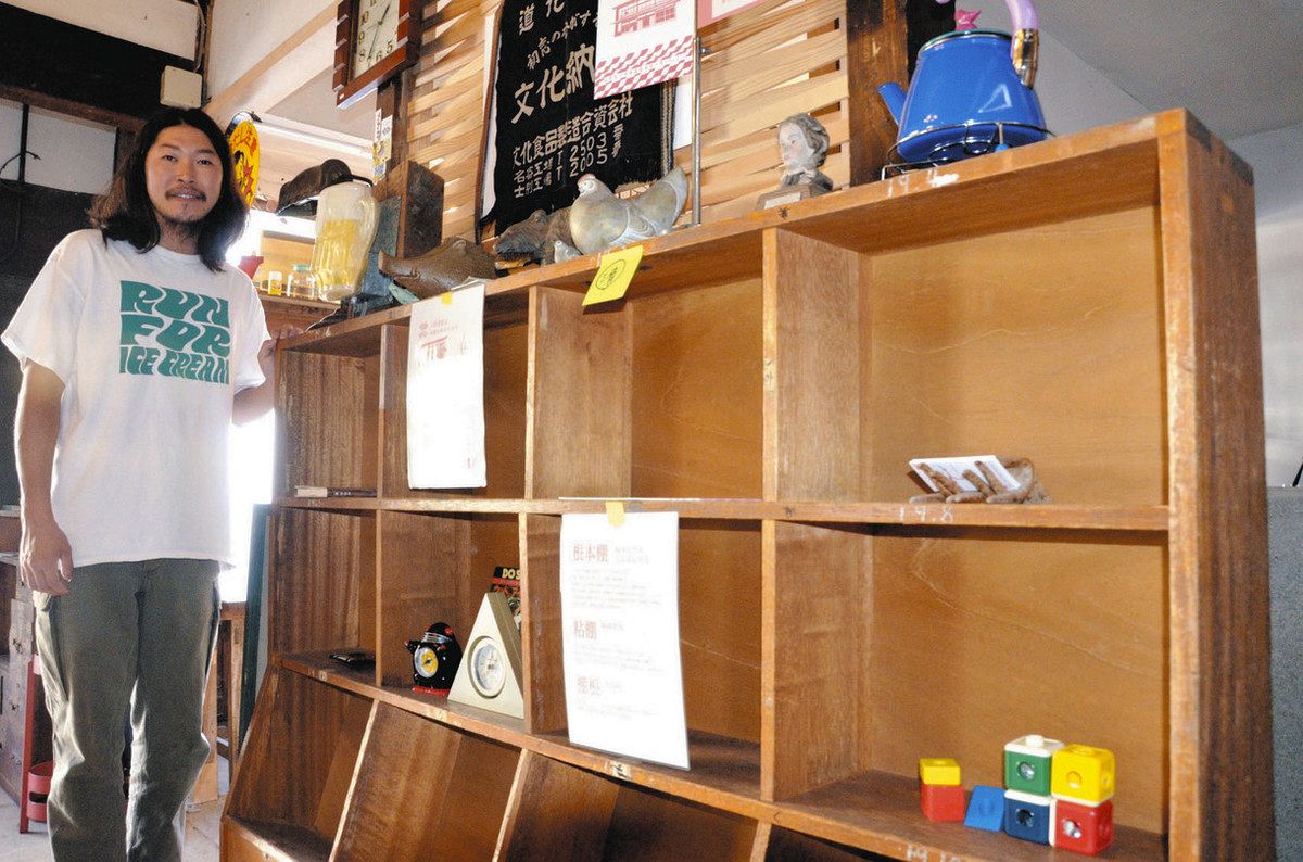 シェア型書店の利用を呼びかける白根さん＝根羽村で