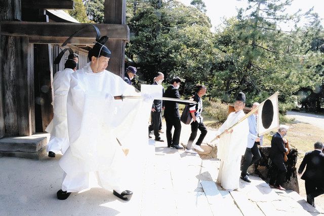 的に矢、やり、刀 能登の平安祈る　気多大社で蛇の目神事