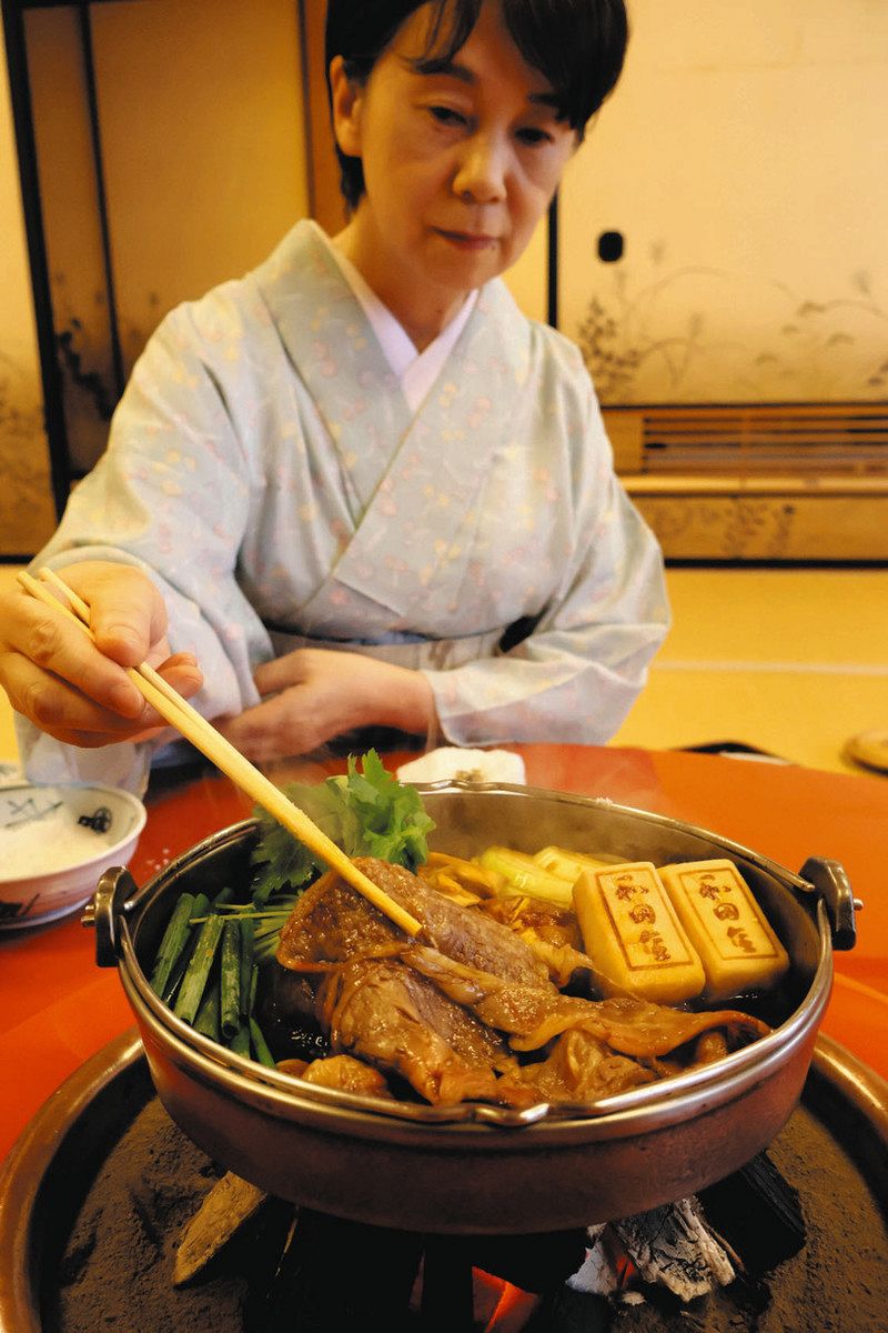 仲居の熟練の手さばきで仕上げられたすき焼き＝松阪市中町で

