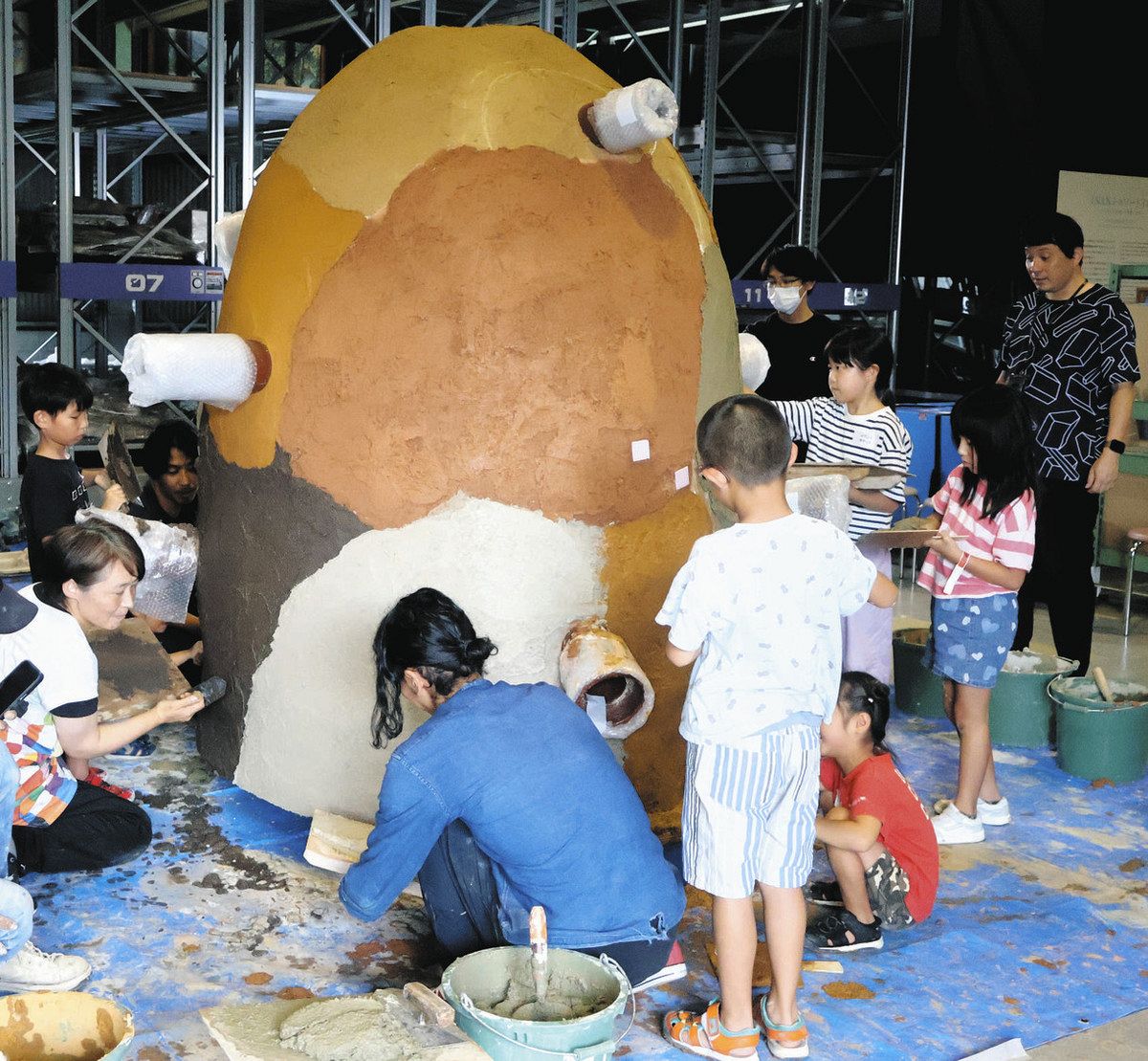 コテ使いカラフルな「土の万華鏡」 常滑市でイベント準備、親子らが土